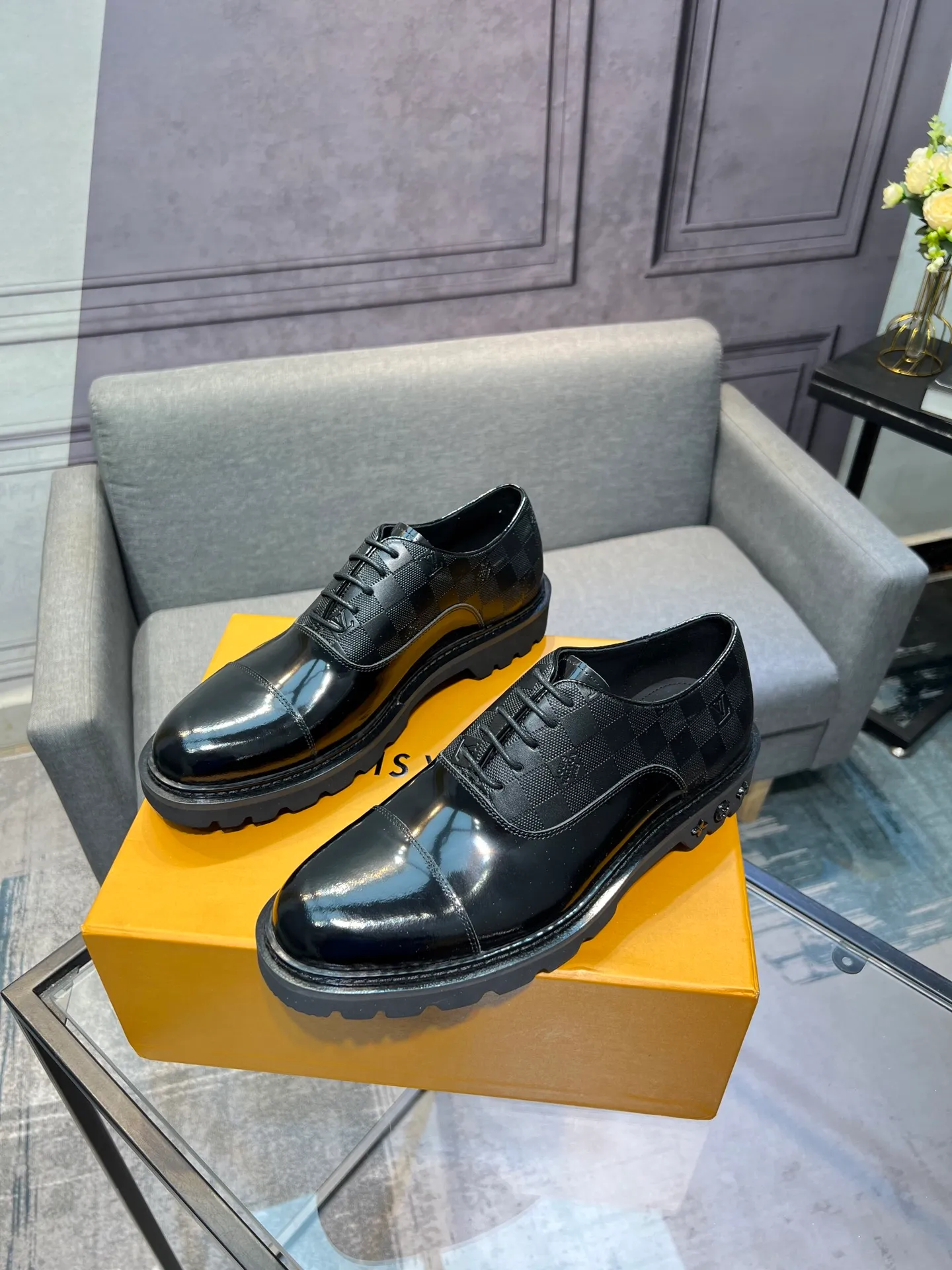 Men's shoes 💰820 [LV] - High-end quality - Upper: 🔝 tumbled cowhide, Nappa cowhide, brand logo sewn on shoe body - Lining: cowhide, foot pads; water-dyed cowhide - Outsole: TPR·rubber foam; two-color molded outsole -Super high quality control·Fine workmanship: highlighted (high-end·luxury·grade) -Size: 39-44 (38 45 can be customized)